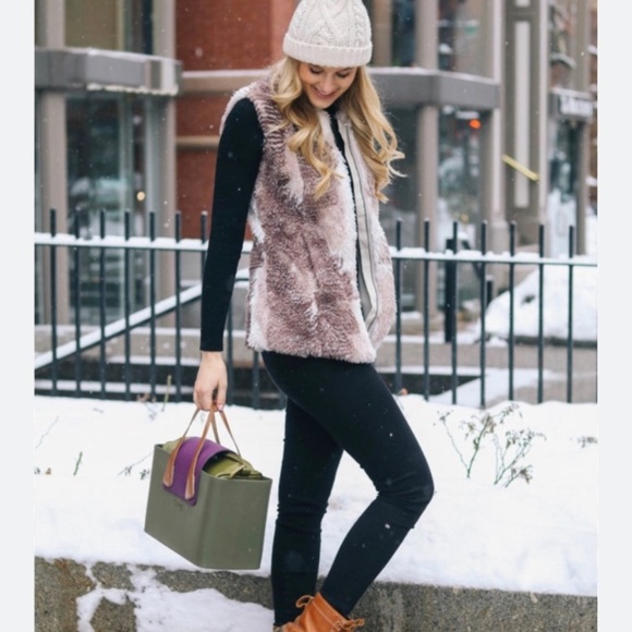 Cabi Aspen Faux Fur Vest Size Medium - Picture 6 of 16